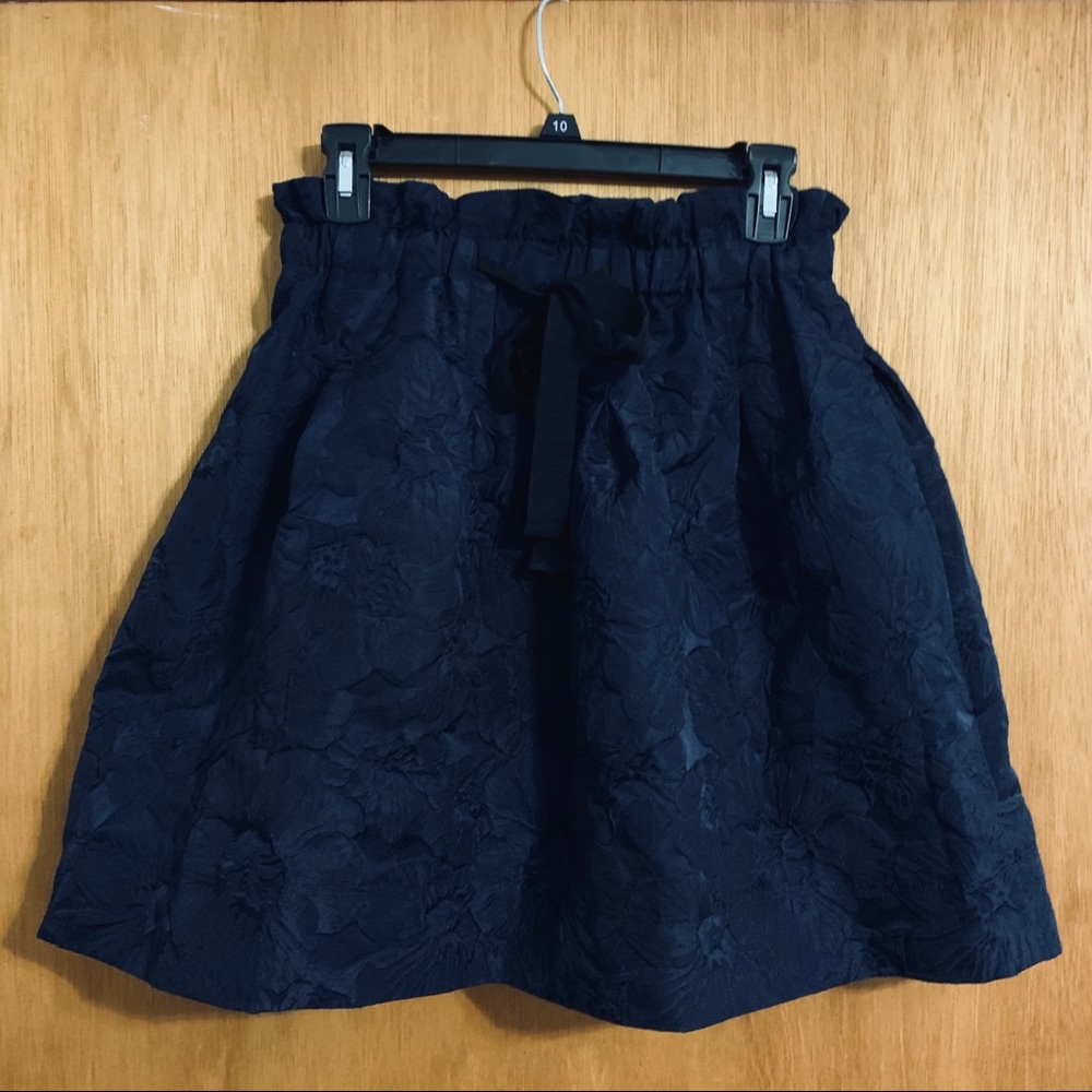 Unique H&M paperbag waist textured skirt, size 8/M